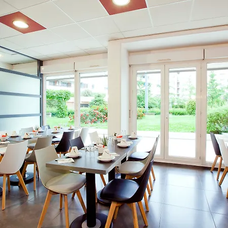 Aparthotel Sejours & Affaires Marie Curie 2*